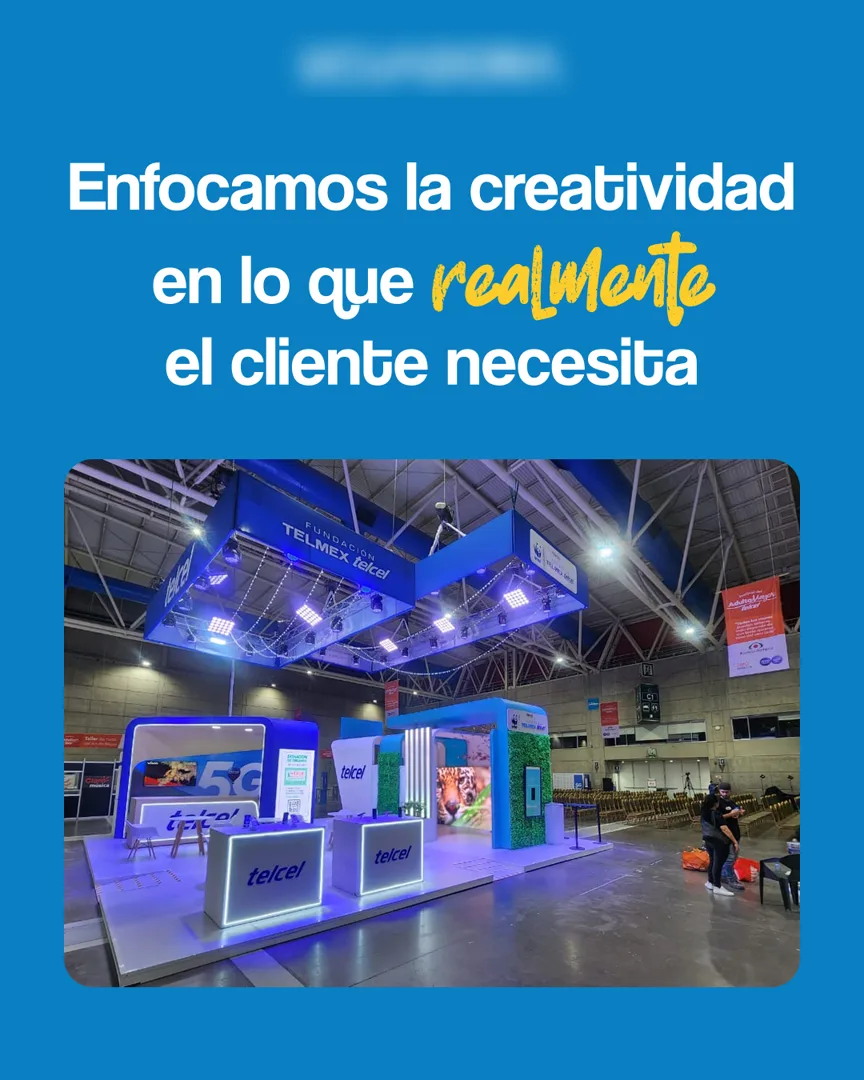 Publicación estática sobre fondo azul con un stand iluminado y el texto "Enfocamos la creatividad en lo que realmente el cliente necesita".