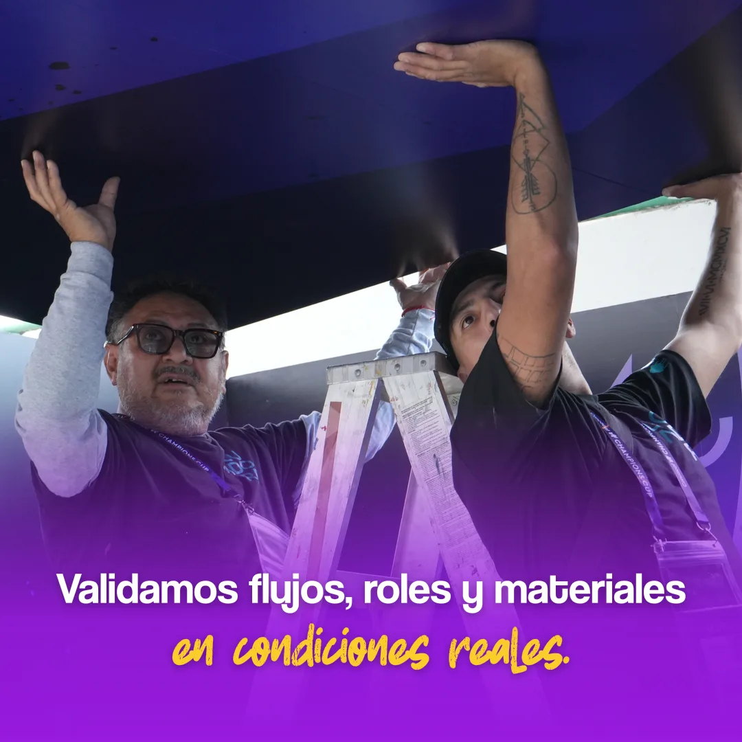 Segunda lámina cuadrada del carrusel, con dos personas validando un montaje.