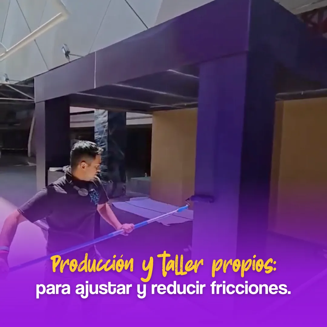 Tercera lámina cuadrada del carrusel, con una persona trabajando en el taller.
